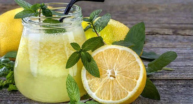 Acqua con limone a dieta