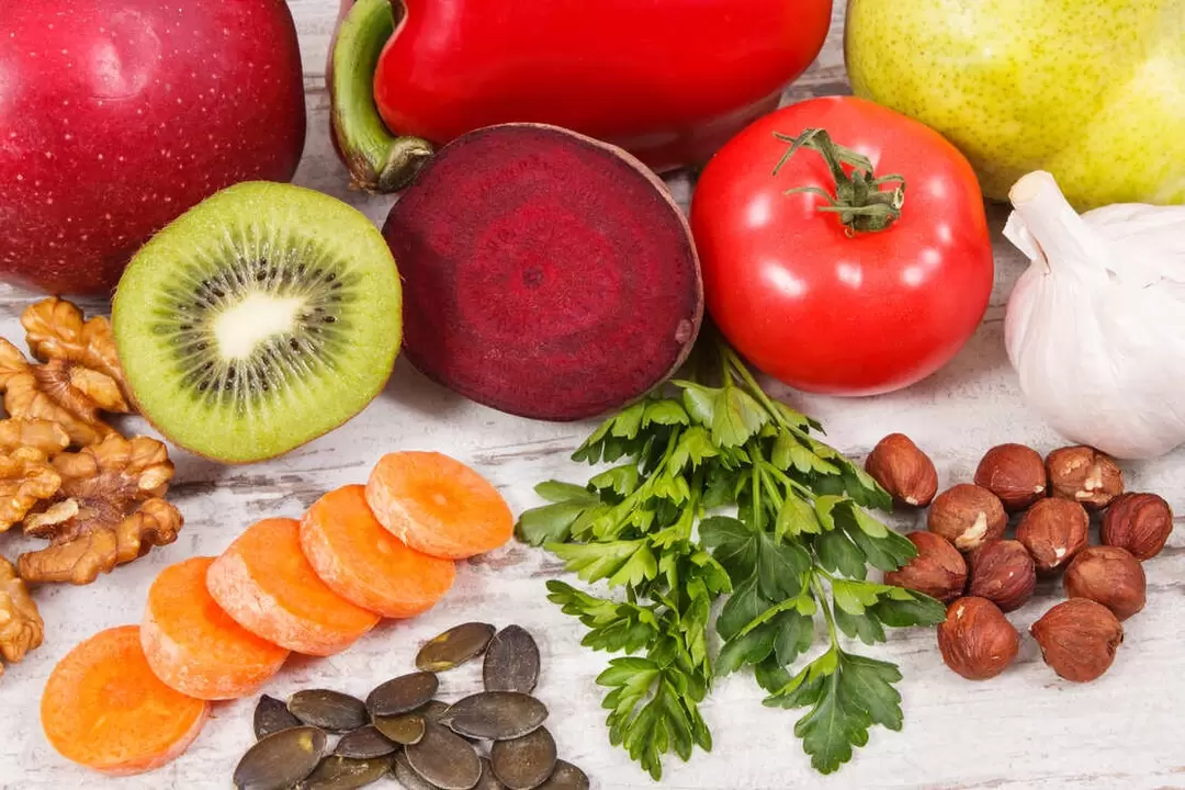 La dieta dei pazienti affetti da gotta comprende una varietà di frutta e verdura